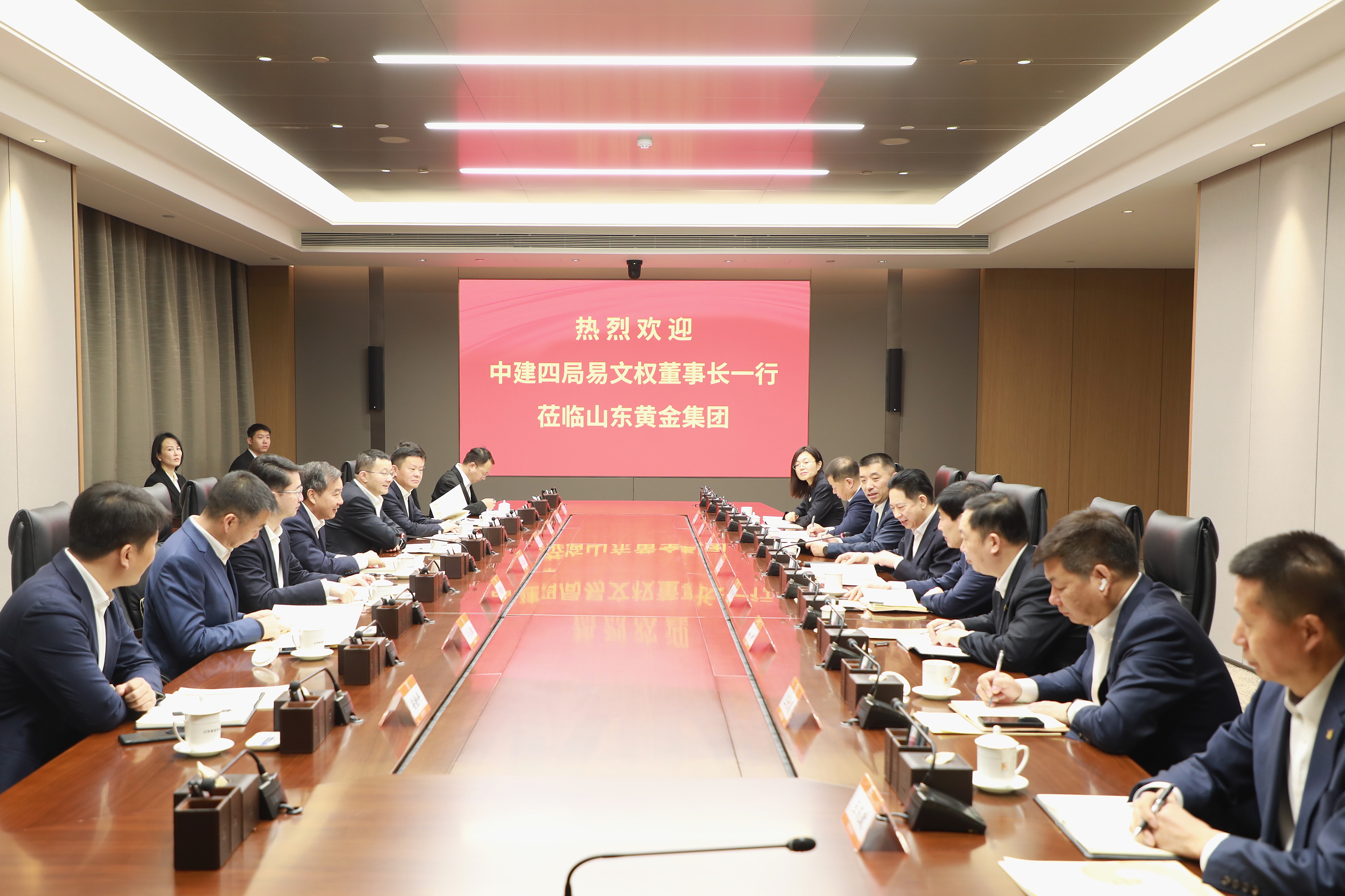 李航會(huì)見(jiàn)中國(guó)建筑第四工程局有限公司黨委書記、董事長(zhǎng)易文權(quán)一行